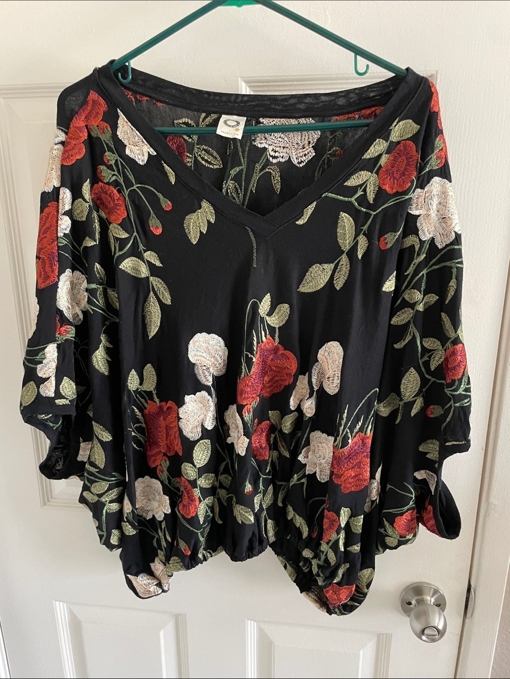 Anthropologie Akemi Kin V-Neck Women's Top with Embroidered Flowers Leaves XS/S